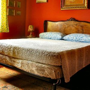 Camera con letto king size